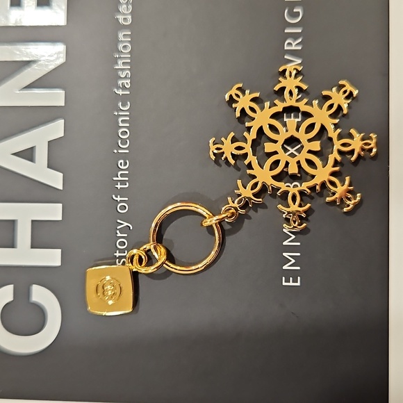 Chanel 2024 Snowflake Charm - Picture 4 of 6